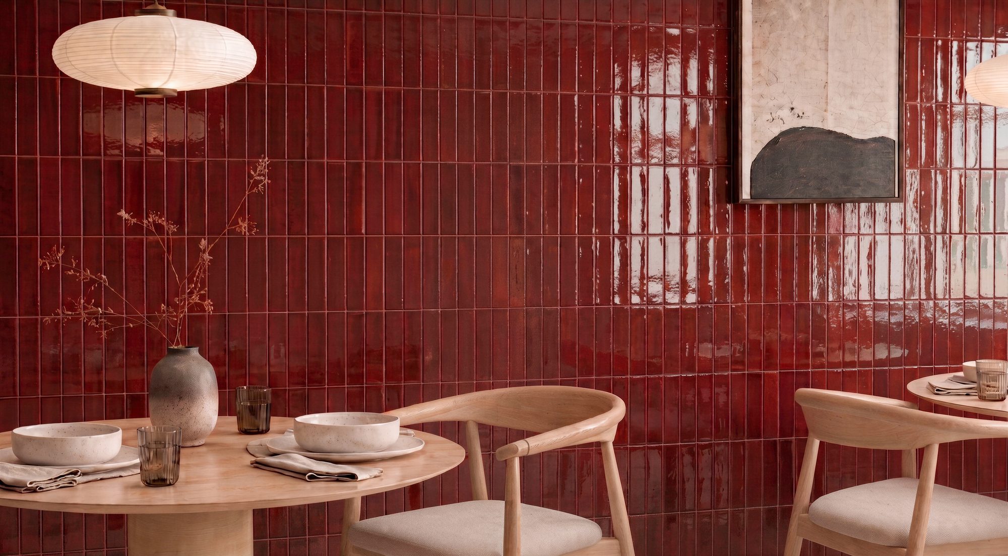 Interieurfoto (Wohnzimmer) mit Boden- und/oder Wandfliesen von Rivièra Maison.