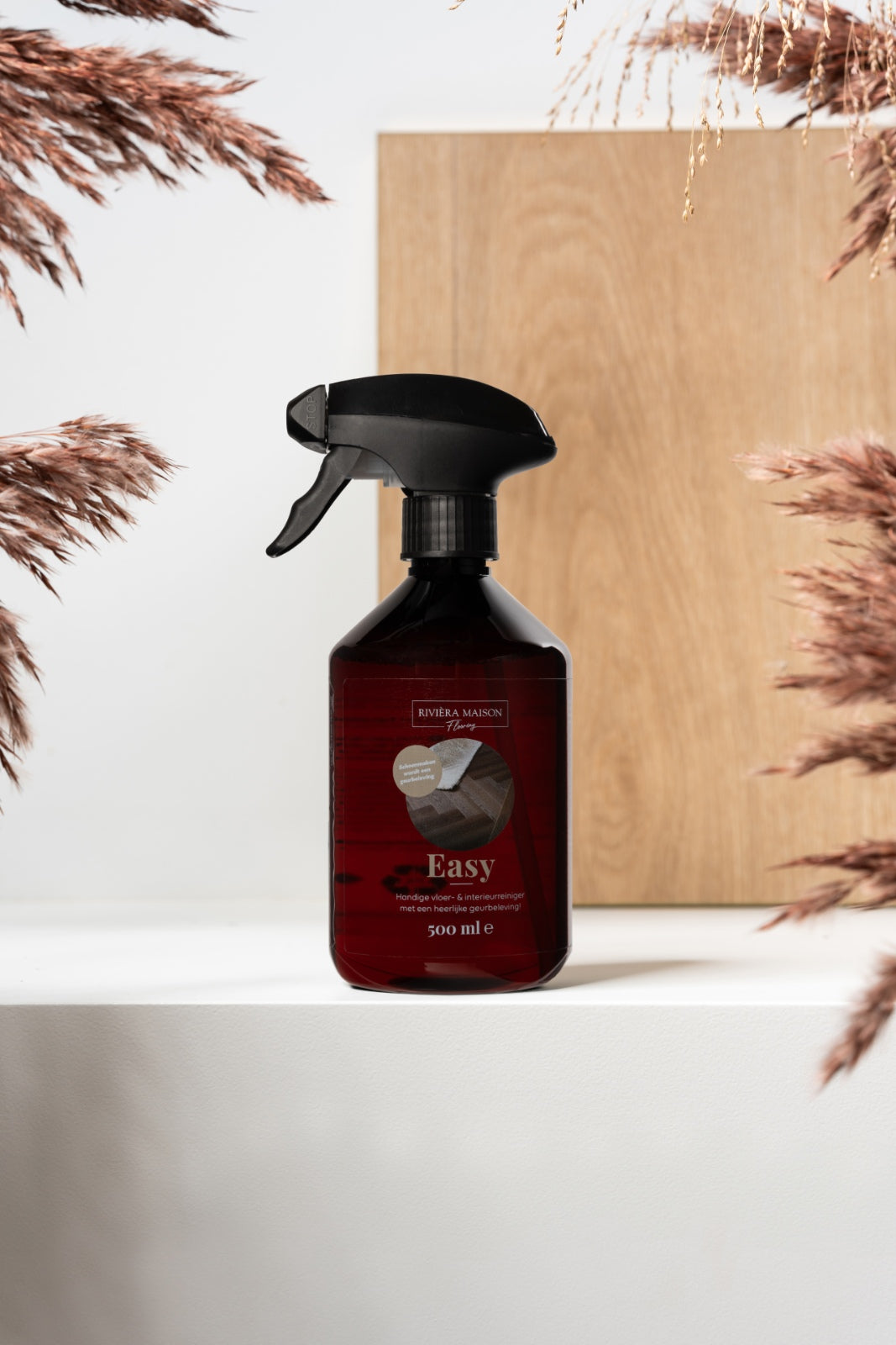 Sprayfles Rivièra Maison Easy 500 ml voor een licht houten paneel